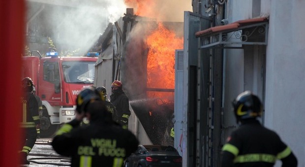 Incendio a Napoli Est, in fiamme un deposito di giocattoli: paura e gravi danni, indaga la polizia