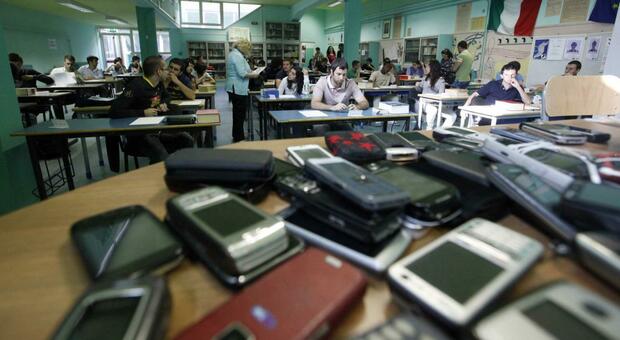 L'Unesco suggerisce di vietare i telefonini a scuola, elevati rischi di apprendimento per i bambini