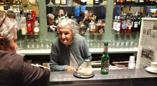 Anna Possi, a 99 anni è la barista più anziana d'Italia: «Sto attenta all’alimentazione e mi piace essere organizzata»