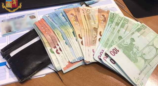 Romena trova portafoglio con 2000 euro e lo riconsegna alla polizia