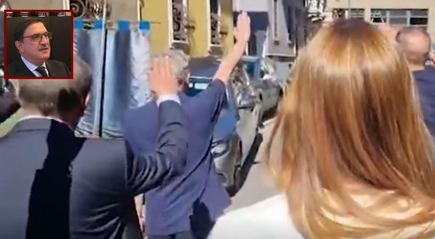 Romano La Russa e il braccio teso al funerale di Alberto Stabilini: «Non era un saluto fascista ma un rito militare»