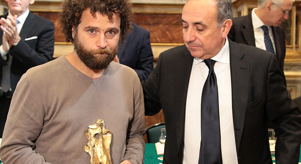 Marco Scarponi mentre riceve il Premio Gentile alla memoria del fratello Michele