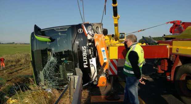 Autobus Flixbus si ribalta in autostrada, 26 feriti: uno grave