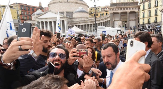 Salvini a Napoli tra selfie, applausi e proteste: «Sradicheremo la camorra»