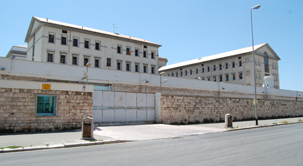Il covid avanza anche in carcere: 258 positivi tra detenuti e poliziotti. Maxi focolaio a Bari e Taranto