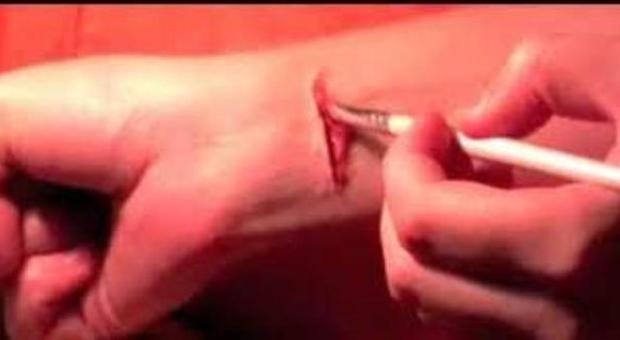 Ancona, studentessa di 16 anni tenta di tagliarsi le vene in bagno, salvata da una bidella