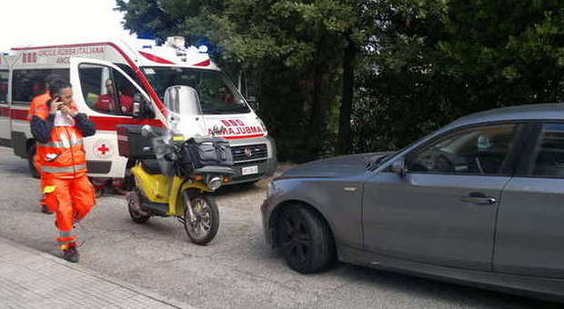 Ancona, scontro frontale scooter-Bmw Resta ferito un postino in servizio