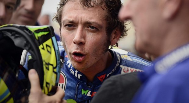 Valentino Rossi cade con la moto da enduro Sospette fratture tibia e perone, sarà operato Trasferito nella notte all'ospedale di Ancona