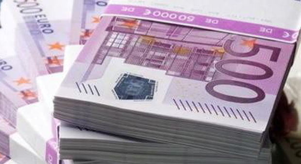 Preleva 4.500 euro in banca e va al bar per un caffè: gli rubano tutti i contanti