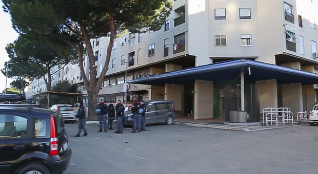 Roma, donna aggredisce ad accettate l'agente durante lo sgombero dell'appartamento abusivo