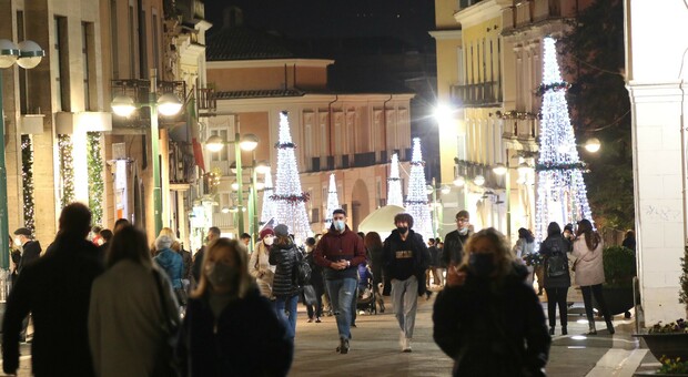 Natale Benevento, è già folla in strada: «Sanzioni? Impossibili»