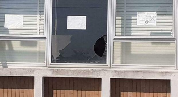 Una delle undici finestre danneggiate dai vandali alla scuola media di Loreo