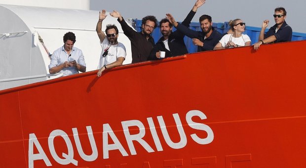 Salvini: «Aquarius vada dove vuole ma non in Italia». Toninelli scarica su Londra