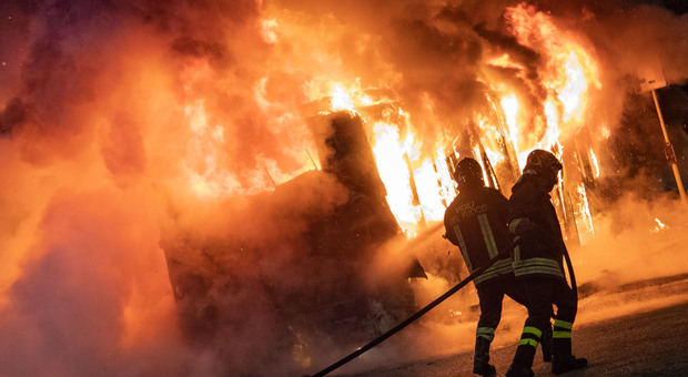 immagine Roma, bus Atac in fiamme a Piazzale Clodio (foto Davide Fracassi/Ag.Toiati)