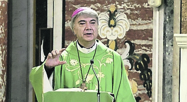 Napoli, lettera dell'arcivescovo Battaglia ai preti no vax: «Fate il tampone prima di andare in Chiesa»