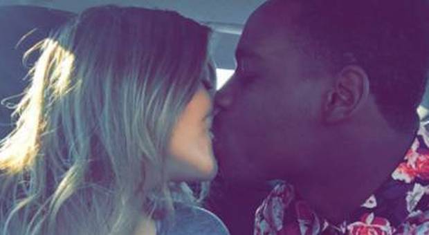Si baciano in strada: afroamericano e la fidanzata bianca aggrediti e pugnalati
