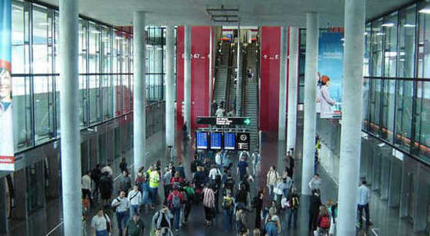 La stazione dello Skimetro, il trenino che collega i terminal dell'aeroporto di Zurigo