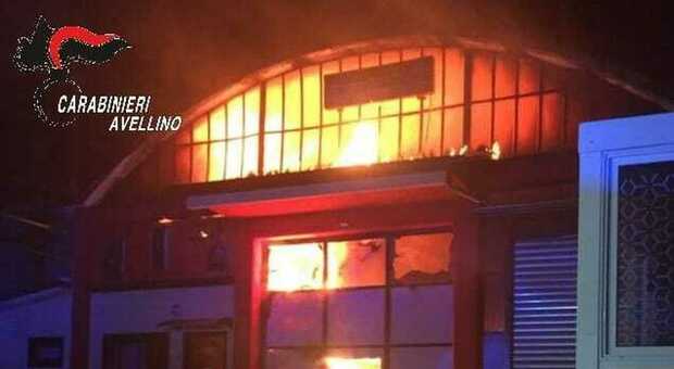 Incendio a Pietradefusi, distrutto impianto industriale