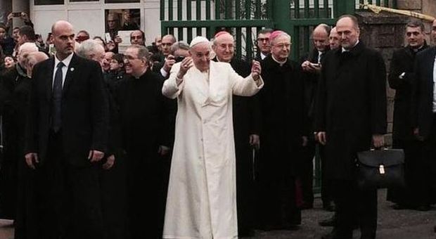 Roma, papa Francesco a Boccea, bagno di folla: centinaia di manine di bimbi per salutarlo