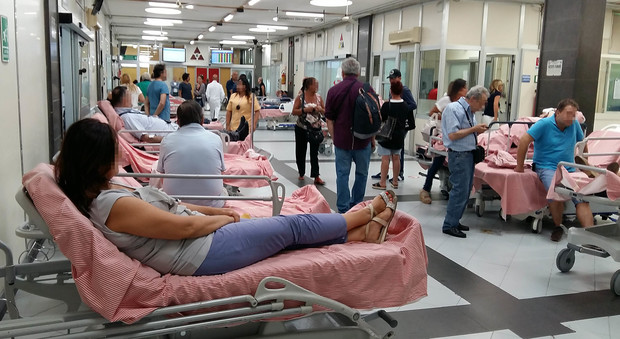 Barelle in corsia a Napoli, torna l'emergenza: boom di pazienti dopo le ferie