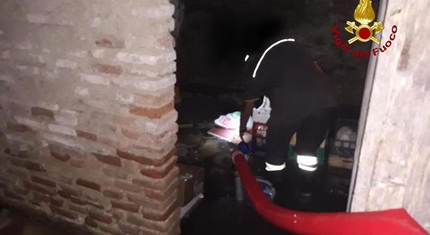Montecarotto, una falla nella notte: ore per liberare scantinati dall'acqua