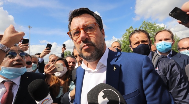 Torture in carcere a Santa Maria Capua Vetere, blitz di Salvini: «Subito le pistole elettriche»
