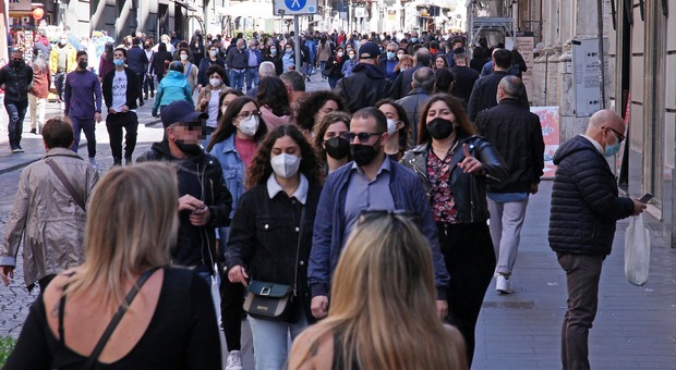 Napoli anticipa la zona gialla: domenica con la folla in strada, chiuso il lungomare