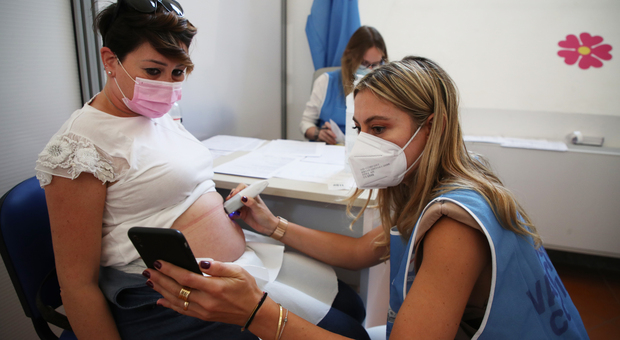 Covid in Campania, oggi 477 positivi e sette morti: l'indice di contagio stabile al 2,88%, aumentano le terapie intensive
