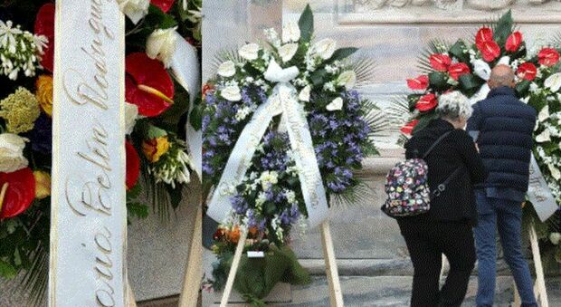 Berlusconi funerali, le corone di fiori al Duomo: da Belen Rodriguez a Lapo Elkann, gli omaggi dei vip