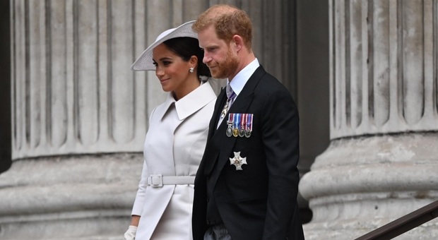 Harry e Meghan, dal razzismo al rapporto con Re Carlo: le nuove rivelazioni sulla royal family