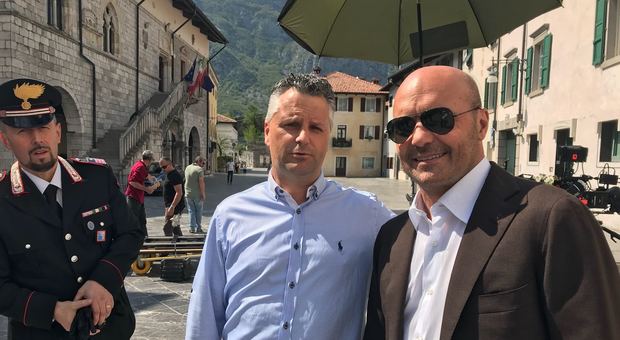 Luca Zingaretti con il sindaco di Venzone e il comandante della stazione dei carabinieri della cittadina medievale
