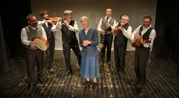 L’attrice Ottavia Piccolo con i “Solisti dell’orchestra multietnica di Arezzo”