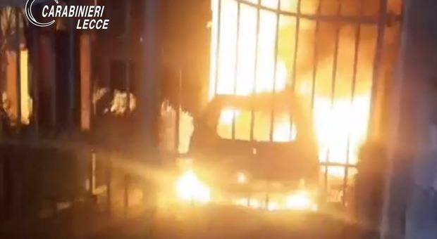 Salento, brucia l'auto dell'ex compagna dopo una vita di violenze: arrestato