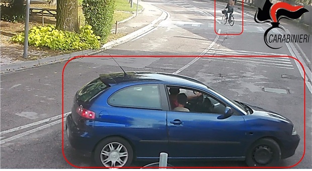 Colpita al volto mentre cercano di rubarle la borsa dalla bici, incastrati dalle telecamere i tre rapinatori della Seat Ibiza blu