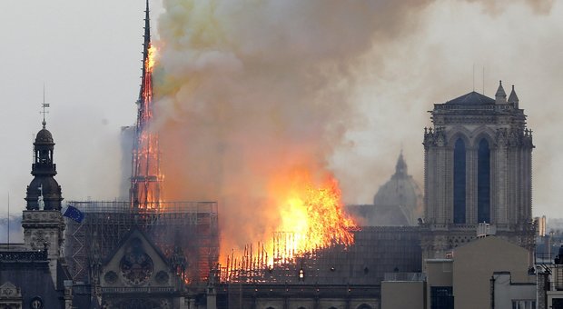 Notre-Dame, la disperazione dell'arcivescovo di Parigi. Solidarietà di Salvini e Raggi