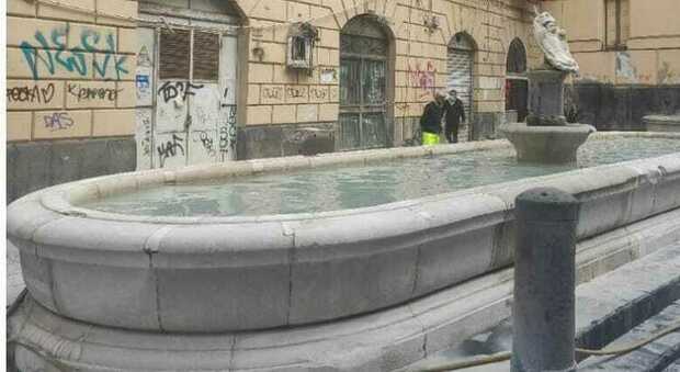 Napoli, operazione pulizia per la fontana della Scapigliata