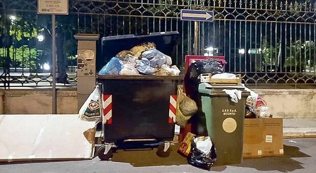 Rifiuti, raccolta paralizzata in 39 Comuni, ordinanza dei sindaci: «Non lasciate l'immondizia in strada perché non potrà essere raccolta»