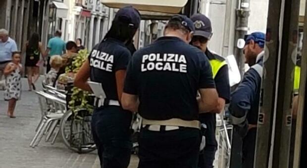 la polizia locale all'opera lungo il corso di Adria