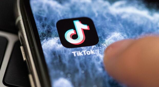 Tiktok, la proposta del miliardario americano Frank McCourt: «la compro». Quanto costa l'app e perché la vendita