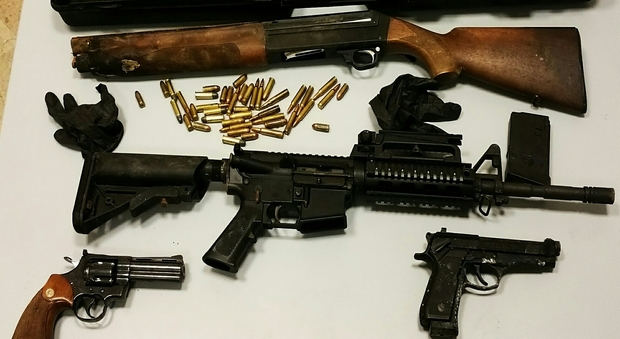 Mitra, fucile e pistole: la polizia scopre arsenale a casa della moglie di un rapinatore