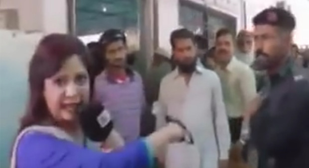 Pakistan, si rifiuta di spegnere la telecamera: reporter schiaffeggiata in diretta da un militare