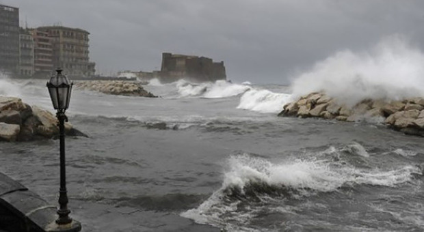 Napoli, sarà un lunedì di passione: allerta meteo, forti temporali dalle 8 alle 20