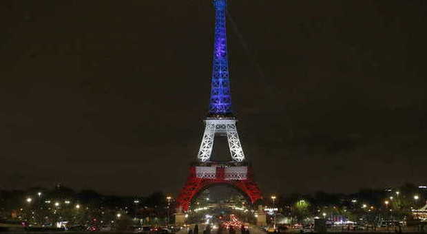 Parigi, allarme bomba alla Tour Eiffel: sito blindato