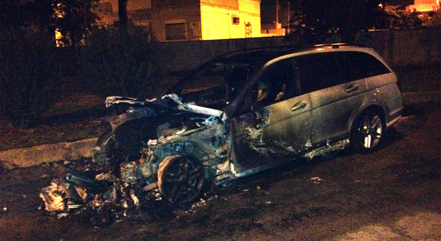 L'auto dell'ex assessore De Leo distrutta dal fuoco