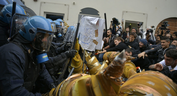 Torino, scontri al corteo anti G7: otto agenti feriti, un fermato