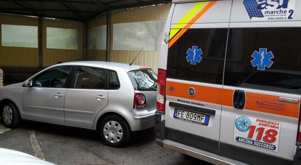 Senigallia, sosta assurda in ospedale E le ambulanze rimangono prigioniere