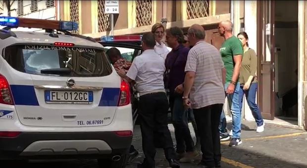 Roma, palpeggia ragazza di 20 anni nella metro: bloccato da un altro passeggero e arrestato