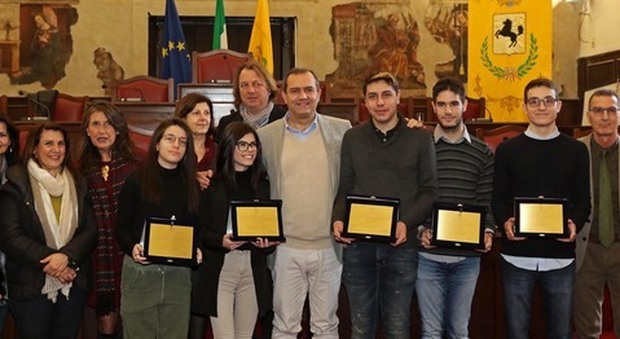 Napoli, de Magistris premia i giovani scienziati dell'Istituto Righi