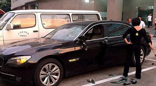 "L'auto è sporca, mio marito mi ha tradita": e per vendetta gli distrugge la BMW -GUARDA