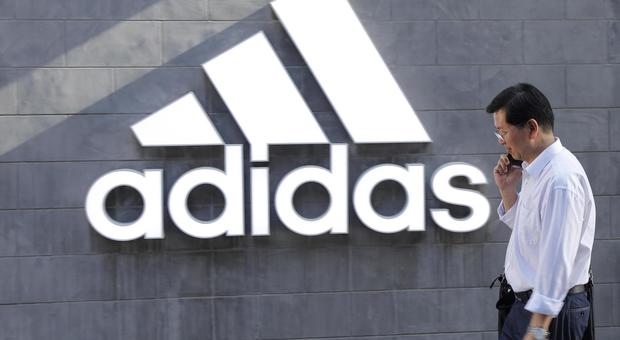 Adidas, «il marchio delle tre strisce è nullo»: la sentenza-mazzata del Tribunale UE